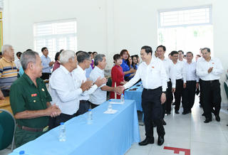 Không có việc “cản trở giao thông” hay cản trở sản xuất trong vụ 2 xe lu trước cổng Công ty Giày Ngọc Hưng
Không có việc “cản trở giao thông” hay cản trở sản xuất trong vụ 2 xe lu trước cổng Công ty Giày Ngọc Hưng