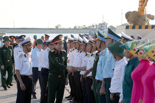 Đoàn công tác Bộ Quốc phòng thăm Trường Sa, nhà giàn DK1