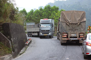 Xe đầu kéo “bủa vây” Quốc lộ 49, người dân nơm nớp lo sợ Xe đầu kéo “bủa vây” Quốc lộ 49, người dân nơm nớp lo sợ