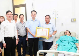 Biểu dương một phụ nữ dũng cảm cứu người trong dông lốc Biểu dương một phụ nữ dũng cảm cứu người trong dông lốc