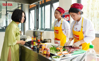 Sinh viên Cao đẳng Du lịch Huế trổ tài chế biến món ngon