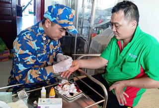 Nhà giàn, đảo Trường Sa kịp thời cứu chữa ngư dân gặp nạn giữa biển