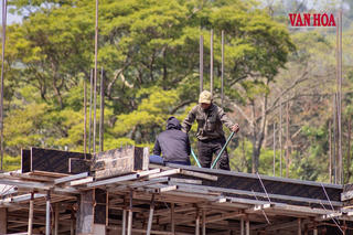 Nắng nóng bủa vây, công nhân vẫn bám công trường