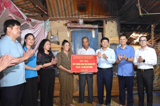 Hỗ trợ làm nhà Đại đoàn kết cho 2 hộ gia đình có hoàn cảnh khó khăn Hỗ trợ làm nhà Đại đoàn kết cho 2 hộ gia đình có hoàn cảnh khó khăn
