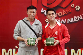 Khuất Văn Khang và các đồng đội Thể Công - Viettel gói bánh chưng đón Tết