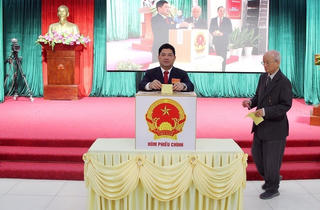 Lãnh đạo tỉnh Bắc Ninh bỏ phiếu thực hiện nghĩa vụ công dân
