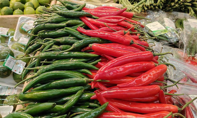 Giá ớt tăng gấp ba lần sau bão lũ