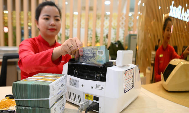 Loạt ngân hàng tư nhân tăng lãi suất tiết kiệm