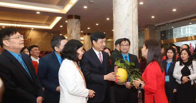 Hanoi unions bring warm Tet gifts to support local workers and employees