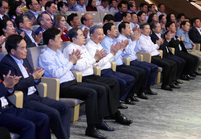 Tổng Bí thư, Chủ tịch nước Tô Lâm dự chương trình nghệ thuật đặc biệt “Tổ quốc trong tim”