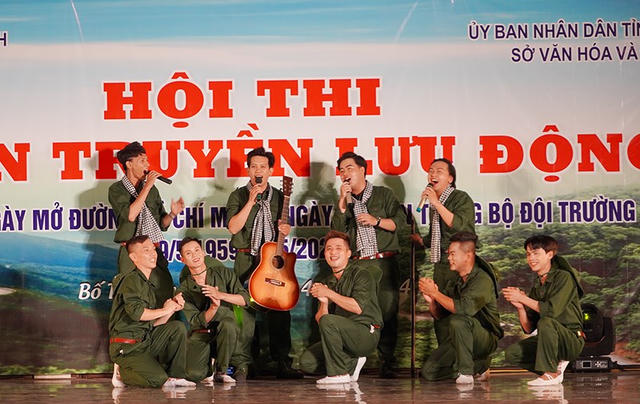 Lưu diễn tuyên truyền lưu động kỷ niệm 65 năm Ngày mở đường Hồ Chí Minh tại Quảng Bình Lưu diễn tuyên truyền lưu động kỷ niệm 65 năm Ngày mở đường Hồ Chí Minh tại Quảng Bình