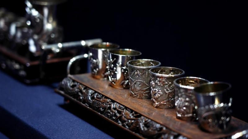 Các bộ đồ dùng bằng bạc do Trung Quốc sản xuất được trưng bày tại một triển lãm ở Bảo tàng Tây An, Trung Quốc. (Ảnh: Tân Hoa xã)