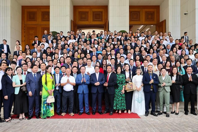 Thủ tướng chụp ảnh lưu niệm c&ugrave;ng c&aacute;c doanh nghiệp - Ảnh: VGP/Nhật Bắc &nbsp;