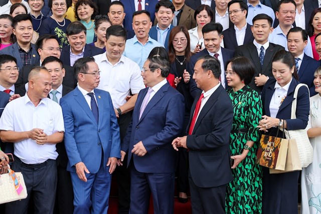 Thủ tướng trao đổi với c&aacute;c doanh nghiệp sau buổi Tọa đ&agrave;m - Ảnh: VGP/Nhật Bắc &nbsp;