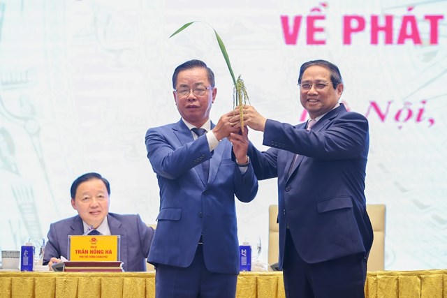 &Ocirc;ng Trần Mạnh B&aacute;o tặng Thủ tướng b&ocirc;ng l&uacute;a nhiều hạt - Ảnh: VGP/Nhật Bắc &nbsp;