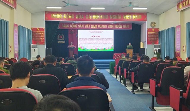 To&agrave;n cảnh đại biểu tới dự Hội nghị&nbsp;triển khai Kế hoạch cao điểm tuy&ecirc;n truyền, vận động thu hồi, đấu tranh với tội phạm li&ecirc;n quan đến vũ kh&iacute;, vật liệu nổ, c&ocirc;ng cụ hỗ trợ v&agrave; ph&aacute;o.
