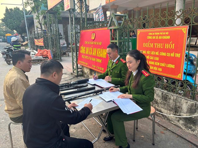 C&ocirc;ng an x&atilde; An Kh&aacute;nh tiếp nhận vũ kh&iacute;, c&ocirc;ng cụ hỗ trợ do nh&acirc;n d&acirc;n giao nộp.