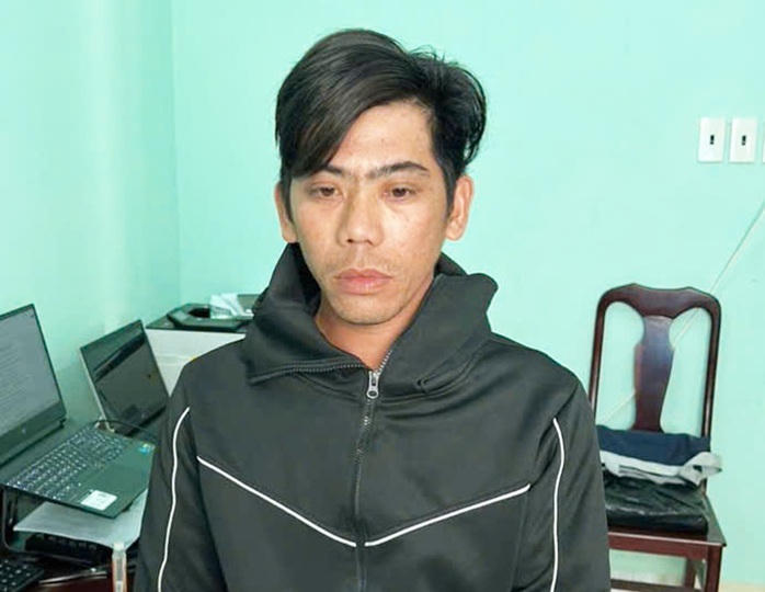 Nam thanh niên bị chém suýt chết vì treo dao trên xe máy ở An Giang - Ảnh 1.