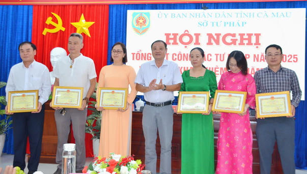 Ông Vưu Nghị Bình – Giám đốc Sở Tư pháp tỉnh Cà Mau trao Giấy khen cho 08 tập thể có thành tích tiêu biểu trong công tác tư pháp năm 2025 tại Hội nghị tổng kết công tác tư pháp năm 2025, triển khai nhiệm vụ công tác năm 2026.