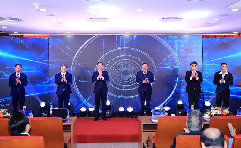 Hình ảnh 1 Delegates perform the official launch ceremony of Hanoi’s Digital Transformation Market (DTMarket) and Technology Exchange (HanoTEX). Photos: The Hanoi Times