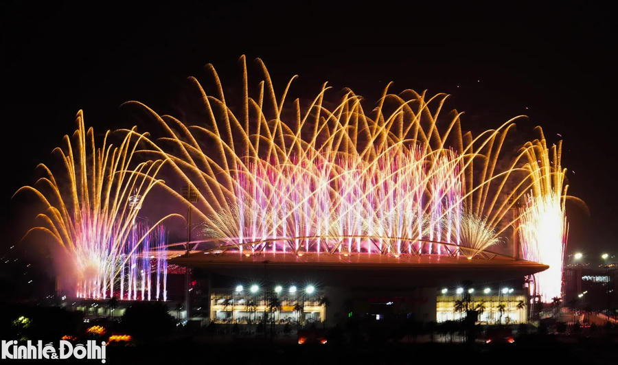 Nearly 10,000 fireworks units are launched over the course of the program using a modern pyrotechnic system.