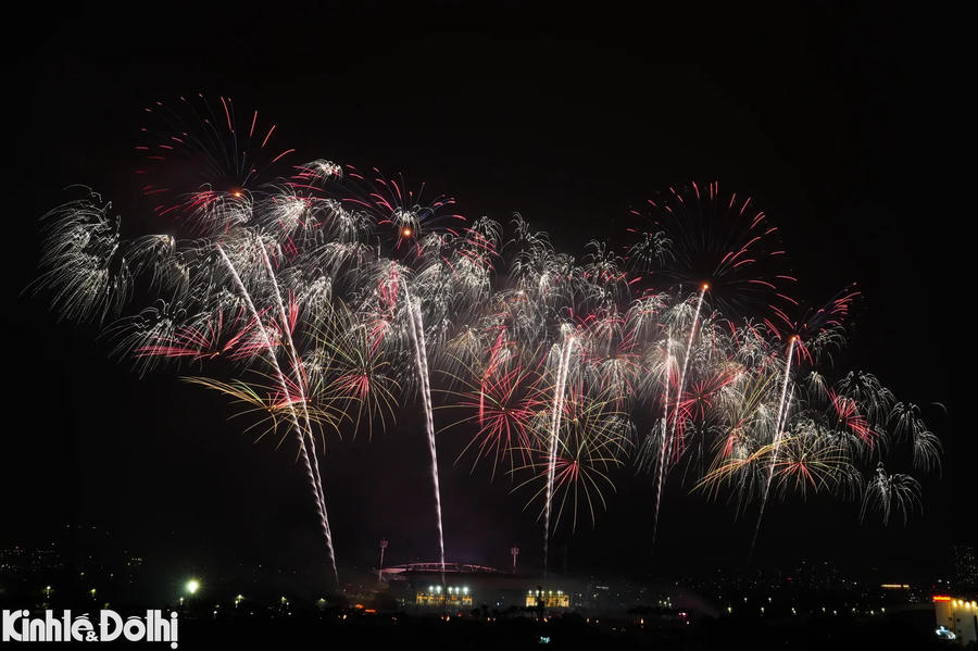 Fireworks are launched from My Dinh National Stadium during the national art program in the evening of January 23. Photos: Ngoc Tu/ The Hanoi Times