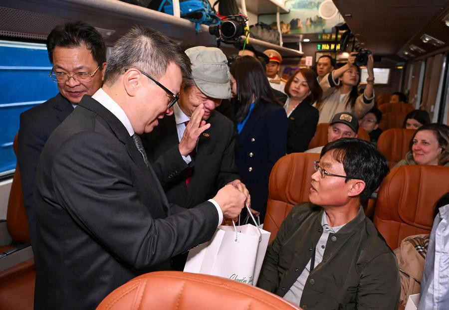 Hình ảnh 3 The journey links the North and the South, brings the railway sector closer to the public and spreads positive values through the community.