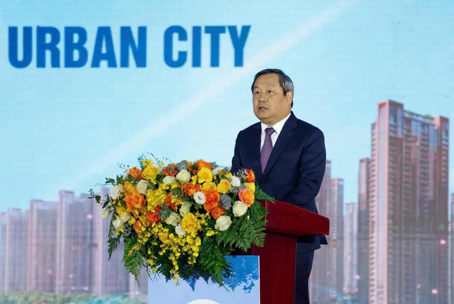 Chairman of the Hanoi People's Committee Vu Dai Thang delivers his remarks at the ceremony.