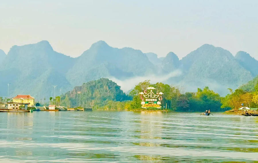 Hình ảnh 1 The spectacular view of Huong Pagoda National Special Relic Site. Photo: Thuy Ha/The Hanoi Times