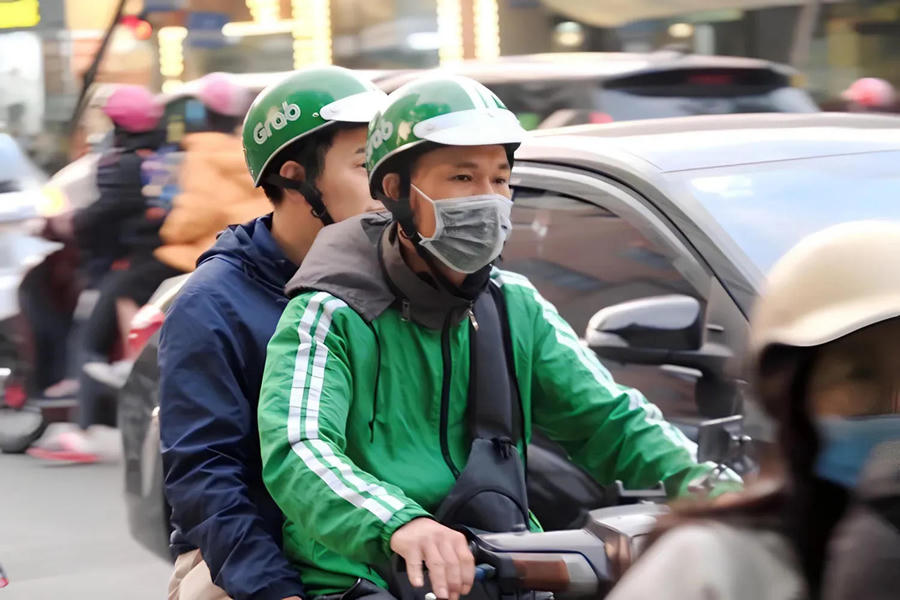 The HCMC drive targets motorbikes operated by drivers of ride-hailing and delivery services such as Grab, Be. Photo: Pham Cong/Kinh Te & Do Thi Newspaper