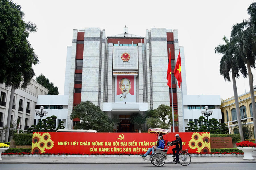 At the headquarters of the Hanoi People’s Committee, a large banner formally welcomes the congress, anchoring the city’s decorations in institutional gravity.