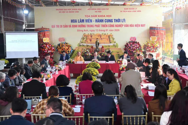The seminar gathers many cultural and historical researchers.