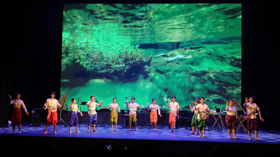 International New Year art program strengthens friendship and cultural exchange in Hanoi