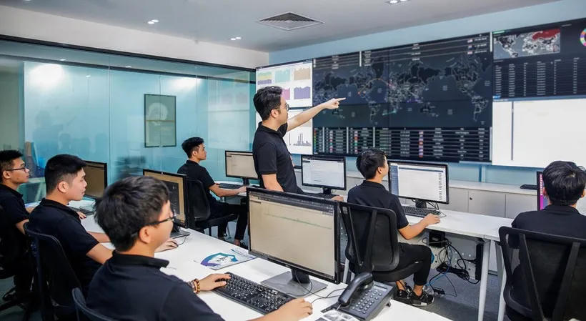 Hình ảnh 1 Cybersecurity technicians at CMC Corporation. Photo courtesy of the company