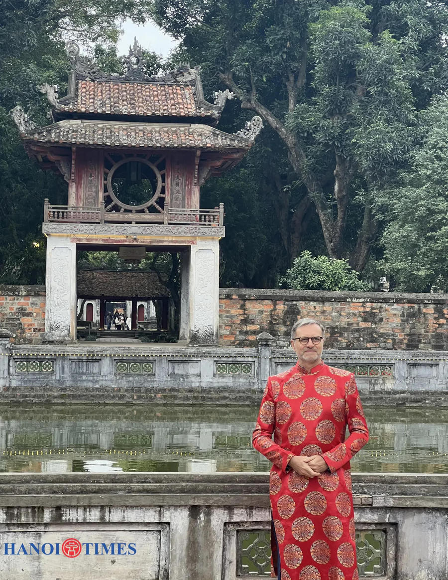 Ambassador Olivier posed for photos with the Khue Van Cac (the Pavilion of Constellation), a distinctive architectural landmark within the Temple of Literature and a symbol of Hanoi.