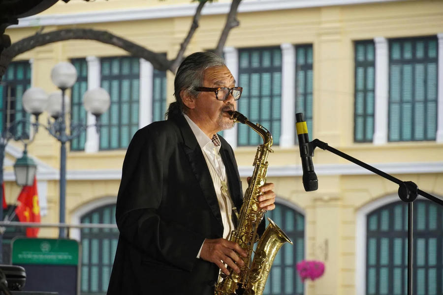 Hình ảnh 1 Meritorious Artist Quyen Van Minh draws listeners with a performance that showcases the enduring elegance of jazz. Photo courtesy of the program organizer