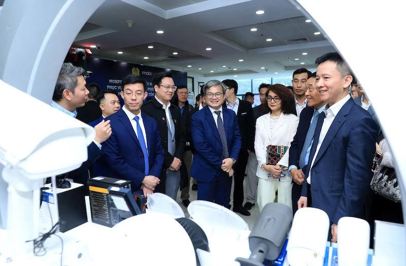Hình ảnh 3 Delegates tour the technology and digital solutions display area at the launch event.