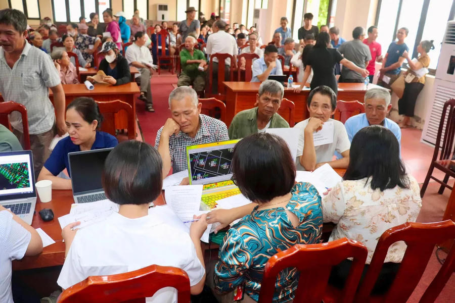 Hình ảnh 2 Residents gather at the Phu Xuyen Commune People's Committee to proceed land management procedures.