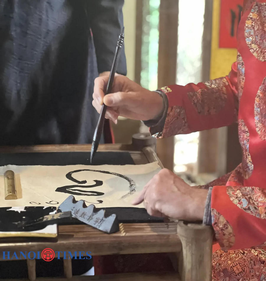 Ambassador Olivier wrote the word “An,” meaning peace, in calligraphic style.