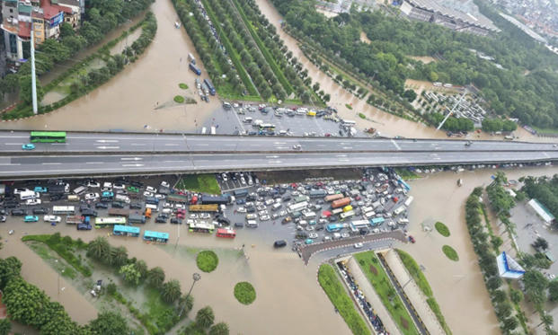 The Tran Duy Hung–Thang Long Boulevard interchange was severely flooded after heavy rain on October 7, 2025. Photo: Kinh te & Do thi newspaper