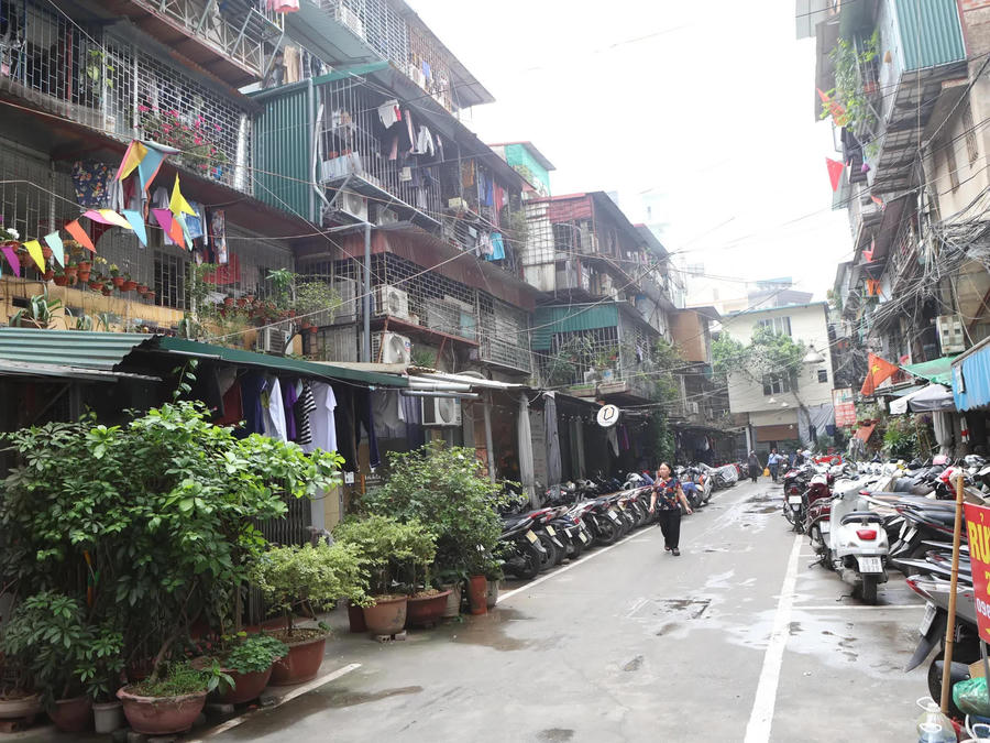 Hình ảnh 1 An old apartment block in Hanoi's Dong Da Ward. Photo: Hai Linh/The Hanoi Times