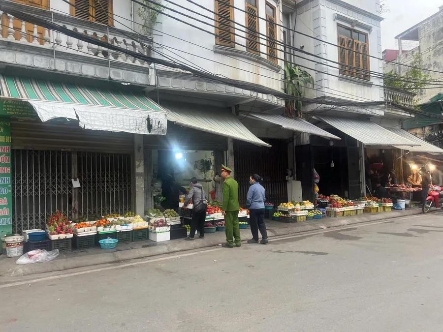The police of Tuong Mai Ward manages a makeshift market on Nguyen An Ninh Street. Photo: Thanh An/The Hanoi Times