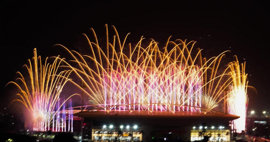 Fireworks light up Hanoi to celebrate Party Congress