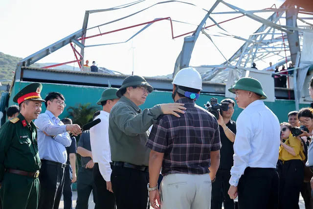 Prime Minister Pham Minh Chinh expresses sympathy to residents, businesses and local authorities affected by the floods. Photo: VGP.