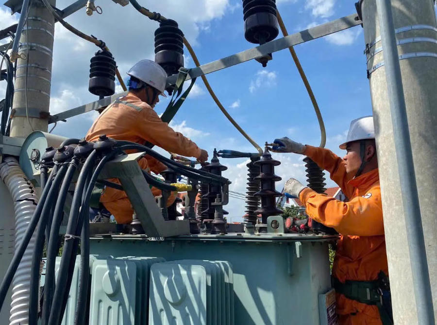 Hình ảnh 1 EVNNPC workers inspect electrical equipment during the peak usage period. Photo: Kim Ngan/The Hanoi Times