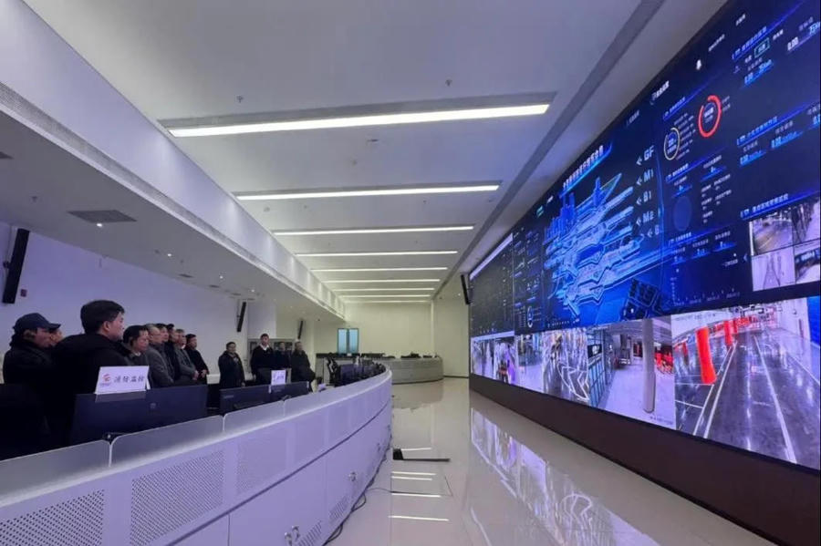 Hình ảnh 3 Inside the traffic control center in Beijing.