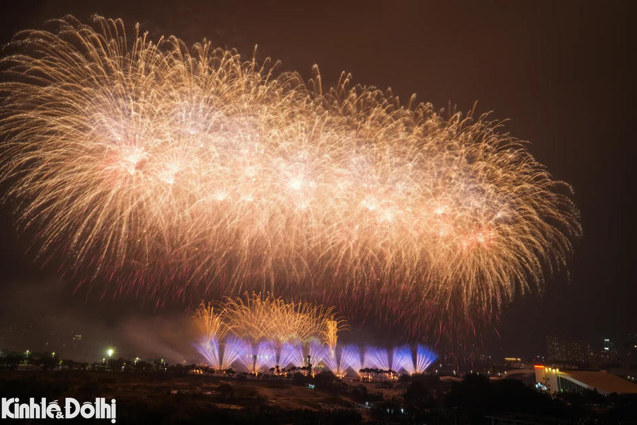 The fireworks conclude the art program marking the success of the 14th National Congress of the Communist Party of Vietnam.