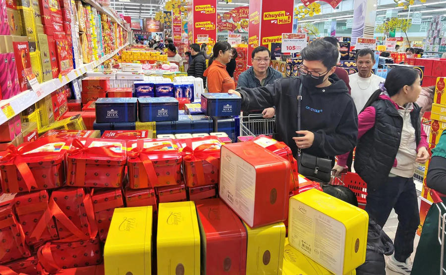 People shopping and preparing for the Lunar New Year in 2026. Photo: Hoai Nam/The Hanoi Times