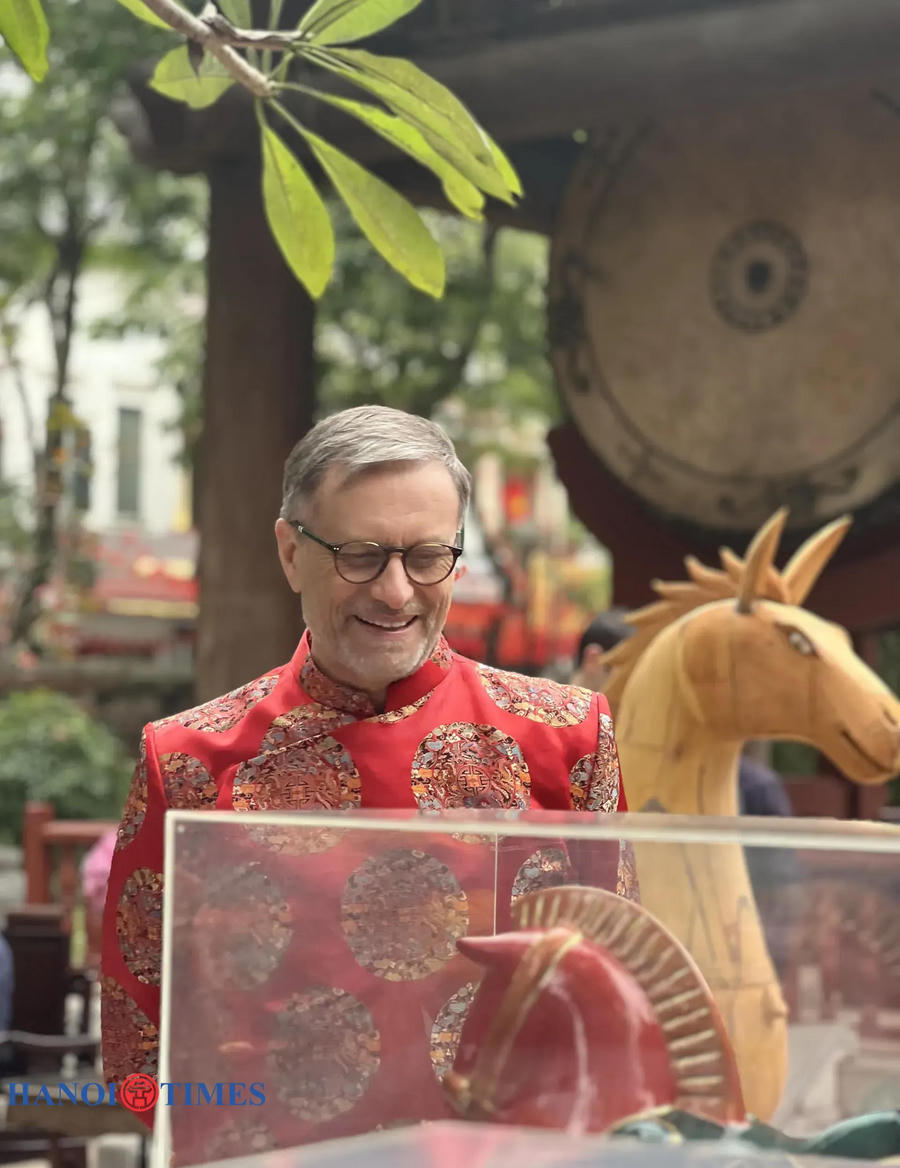 The French ambassador visited an exhibition themed “Horses Return to the Streets” within the Temple of Literature relic.