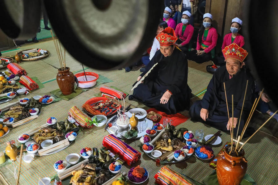 Hình ảnh 1 The Thay Mo, a ritual specialist of the Muong ethnic minority, leads prayers and offerings believed to ensure good health, favorable weather and abundant harvests. Photos: Lai Tan/ The Hanoi Times